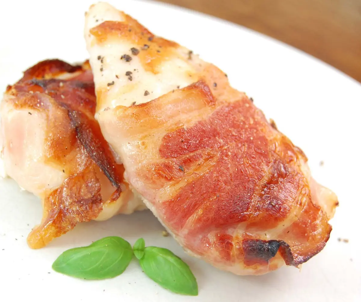 Филе цыпленка с беконом и овощами