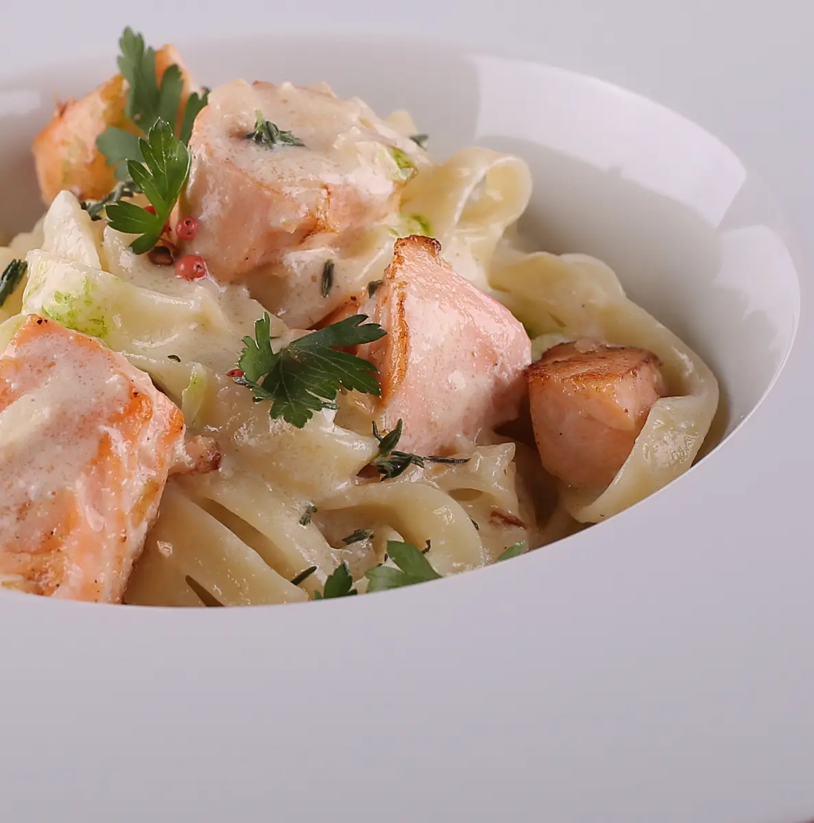 "Тельятелли" с лососем и сливочным соусом