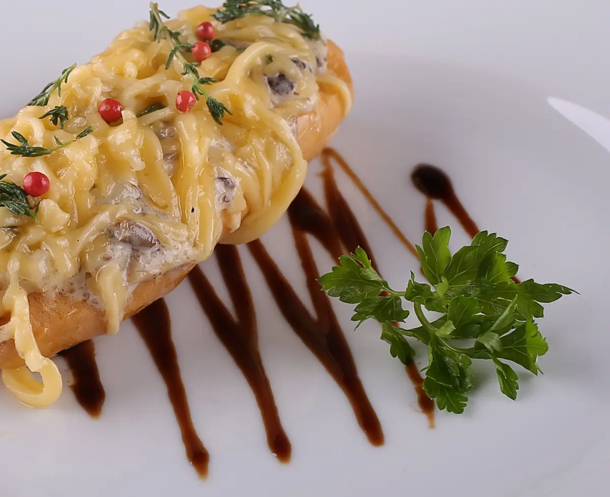  Жульен из лесных грибов и цыпленка в профитроли