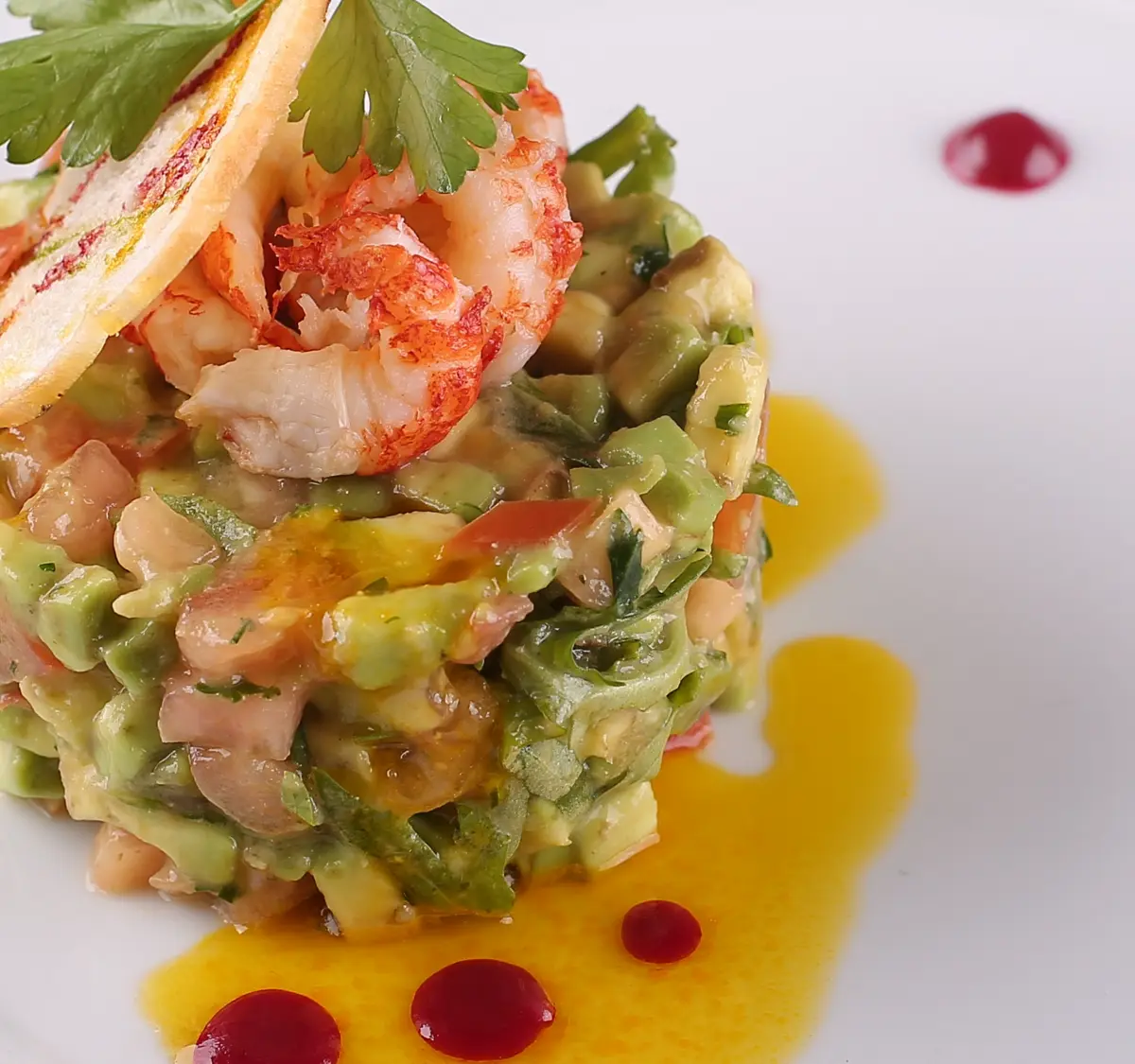  Салат с авокадо и раковыми шейками