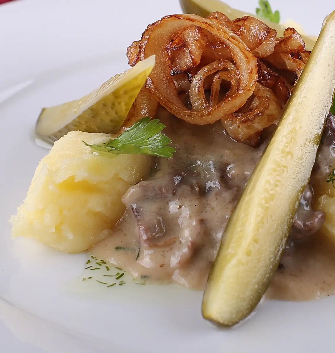  Бефстроганов из говядины с  картофельным пюре