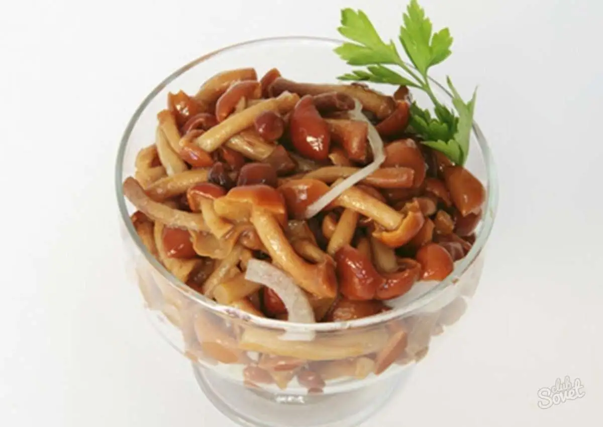 Грибочки маринованные с луком