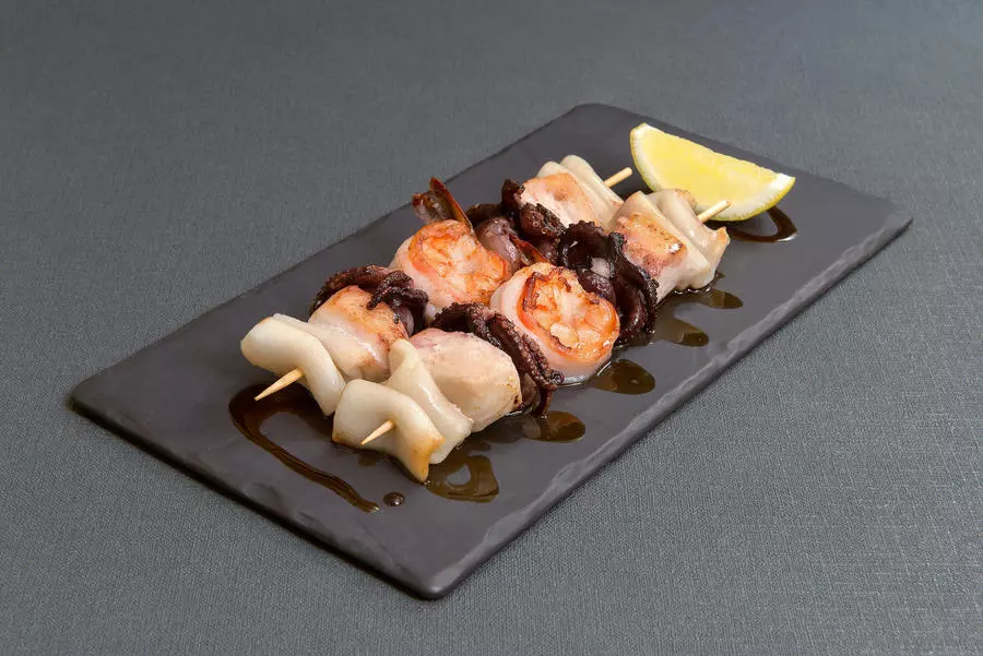 Морепродукты на шпажках с соусом терияки