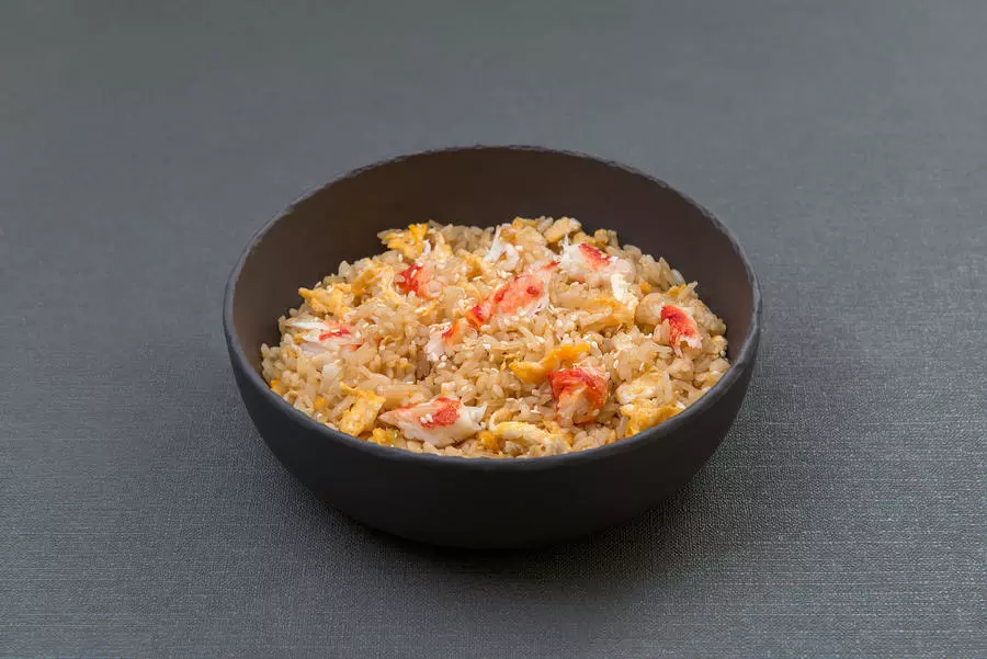 Рис жареный с крабом и яйцом