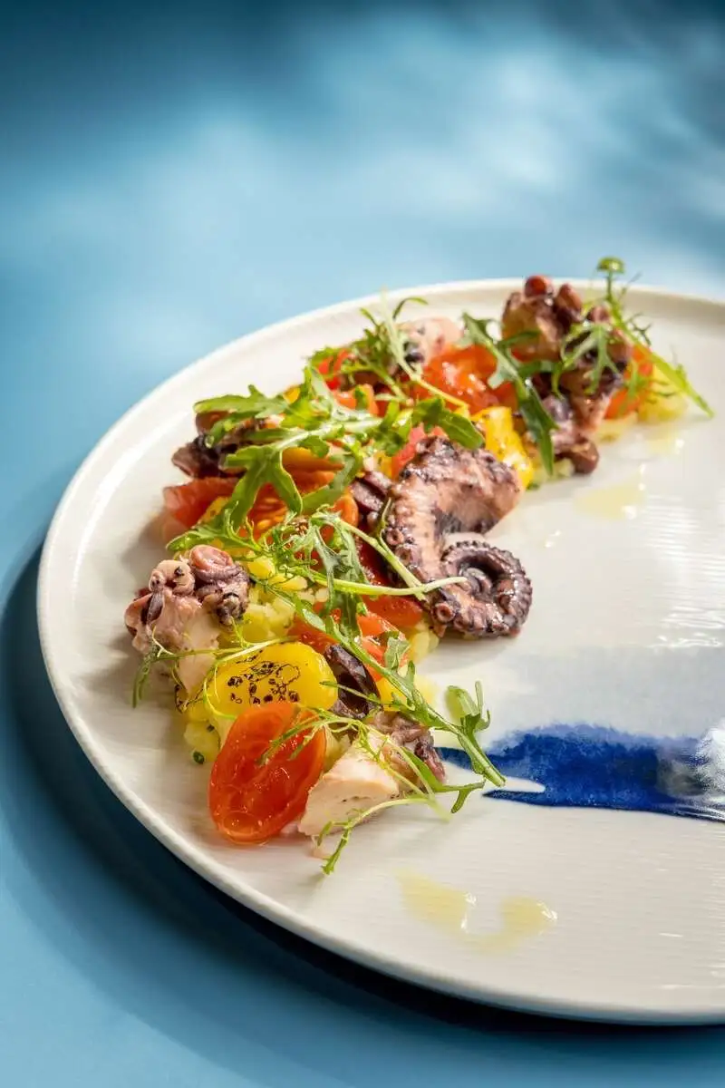 Салат с осьминогом, картофелем, черри