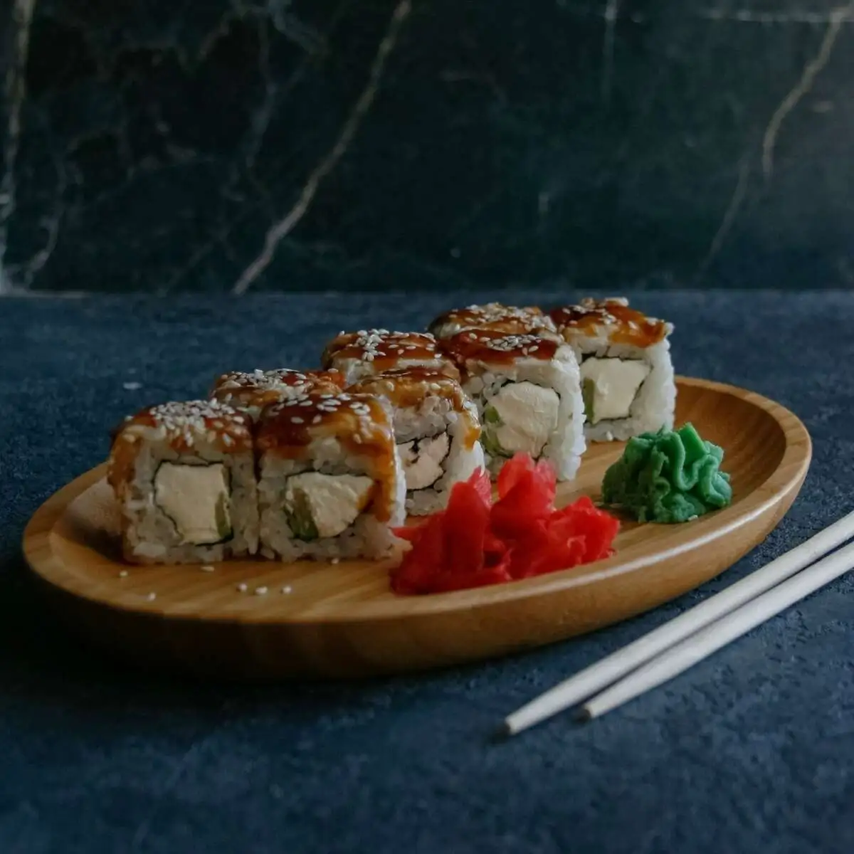 Сливочный угорь ролл