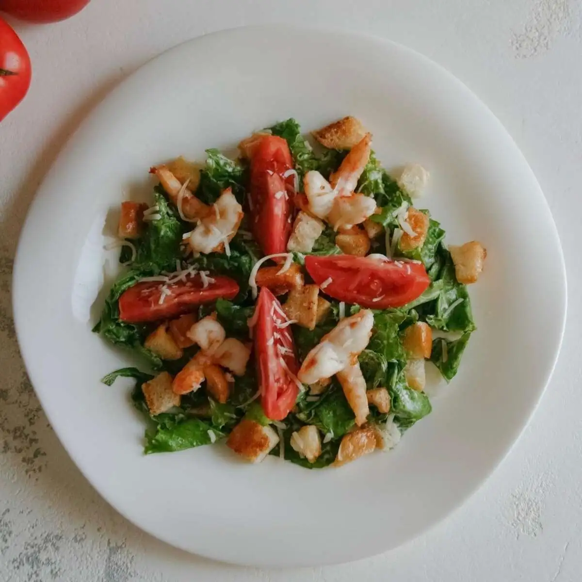 Цезарь с креветками салат