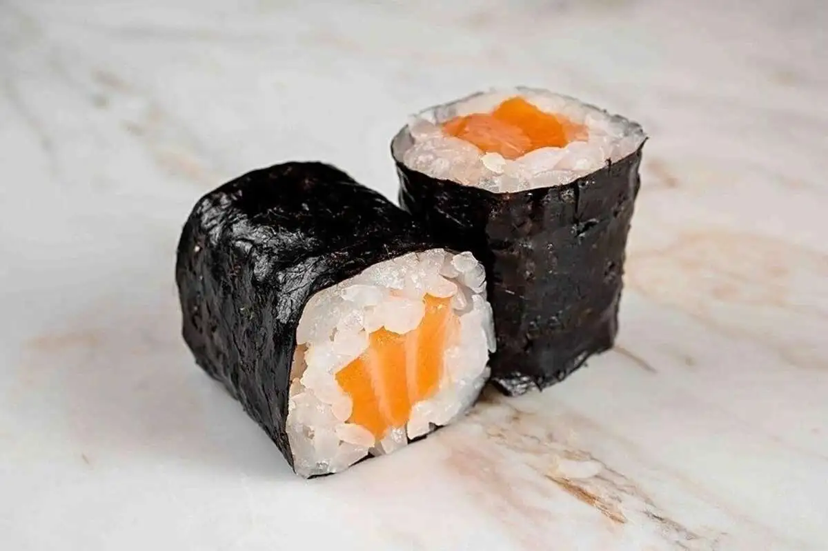 Нори маки с лососем
