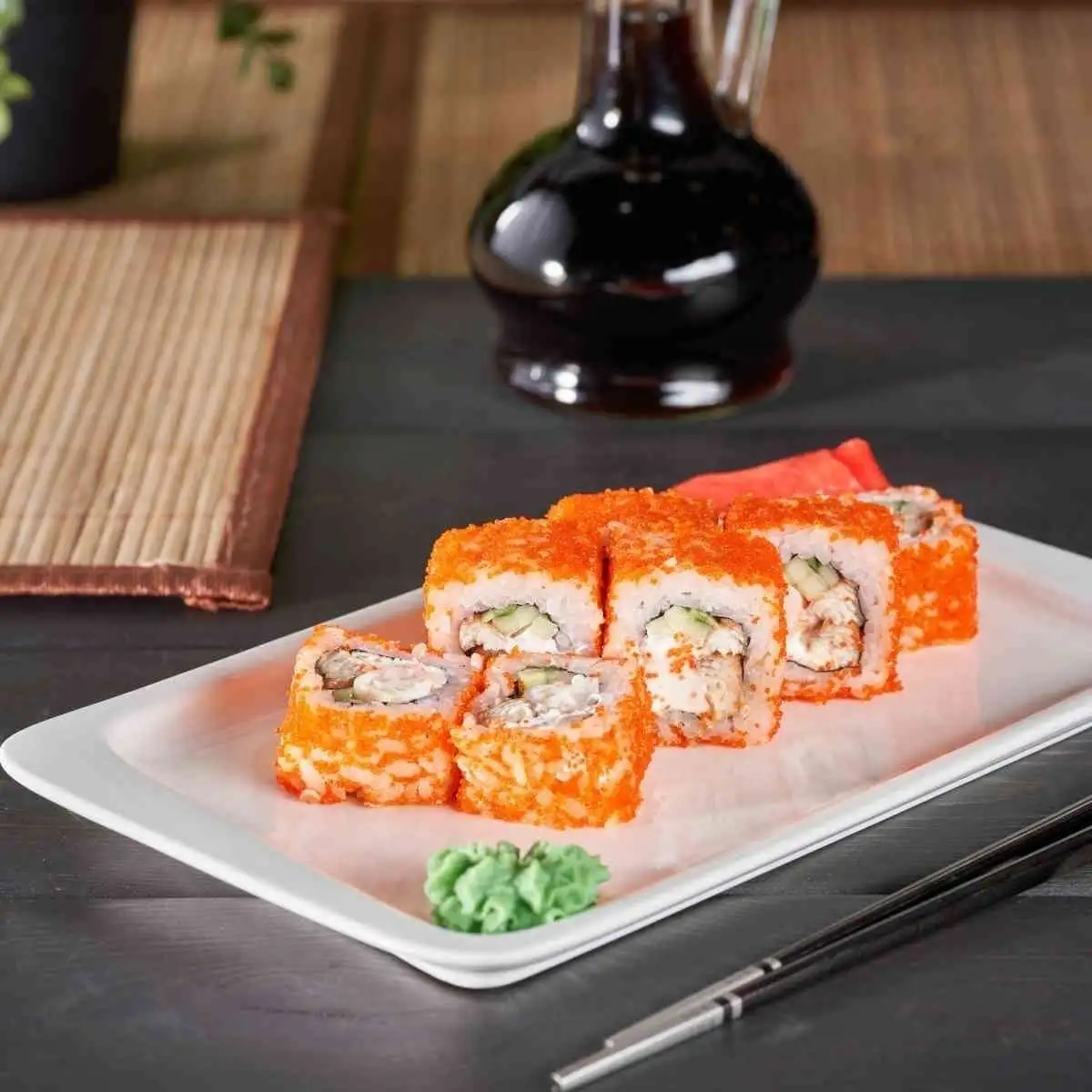 Калифорния с обжареным лососем