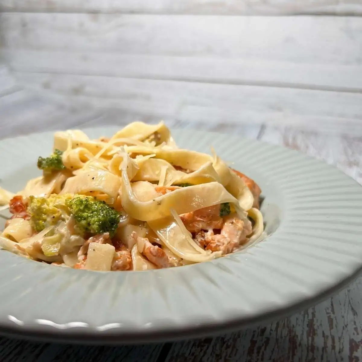 Фетучини с семгой и броколи