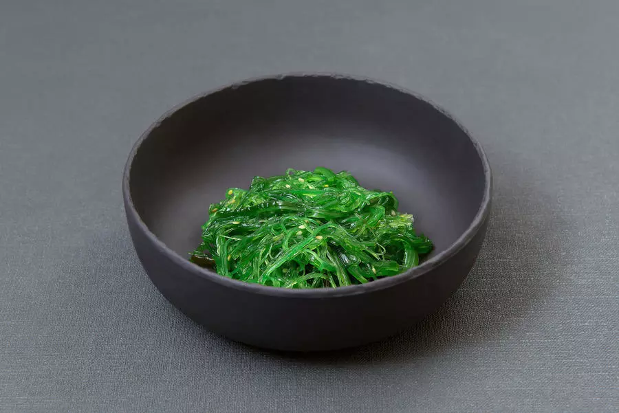 Салат чука с ореховым соусом