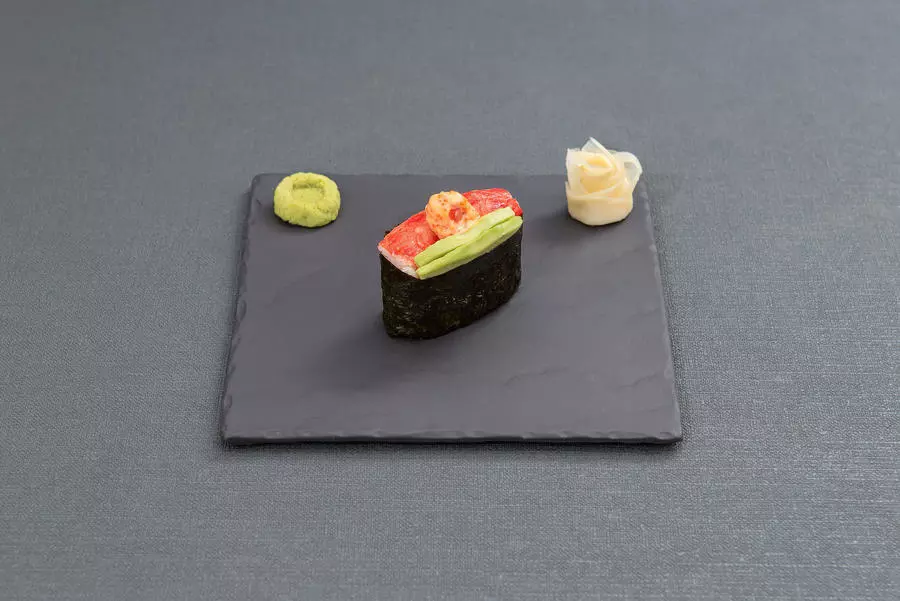 Суши с крабом и авокадо