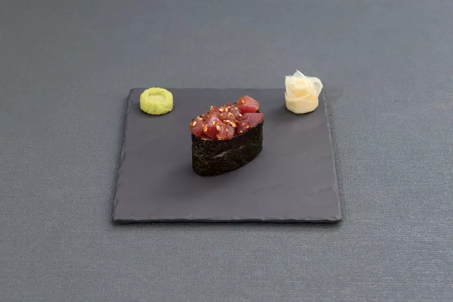 Суши с тунцом и кунжутом