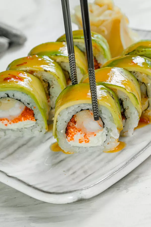 Ролл с опаленным авокадо и креветкой