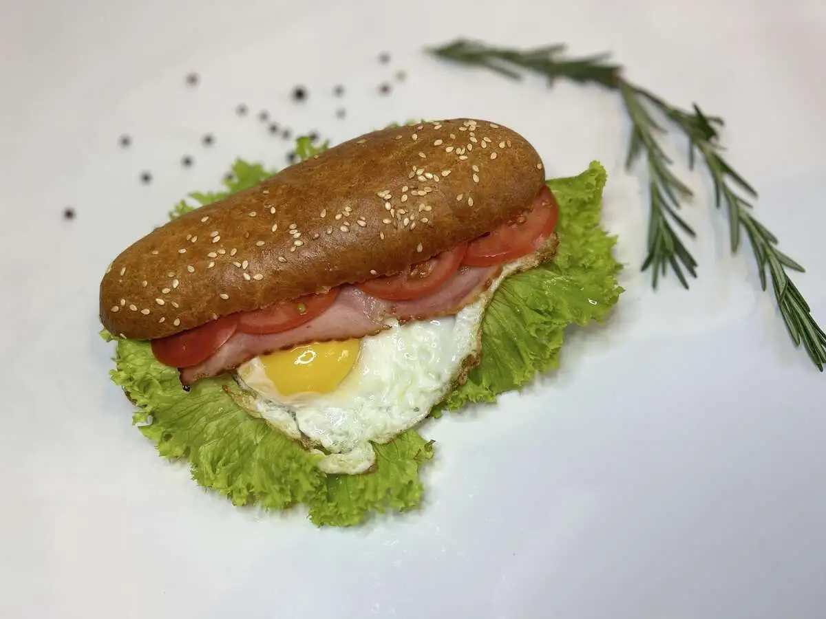 Сэндвич с яйцом и беконом