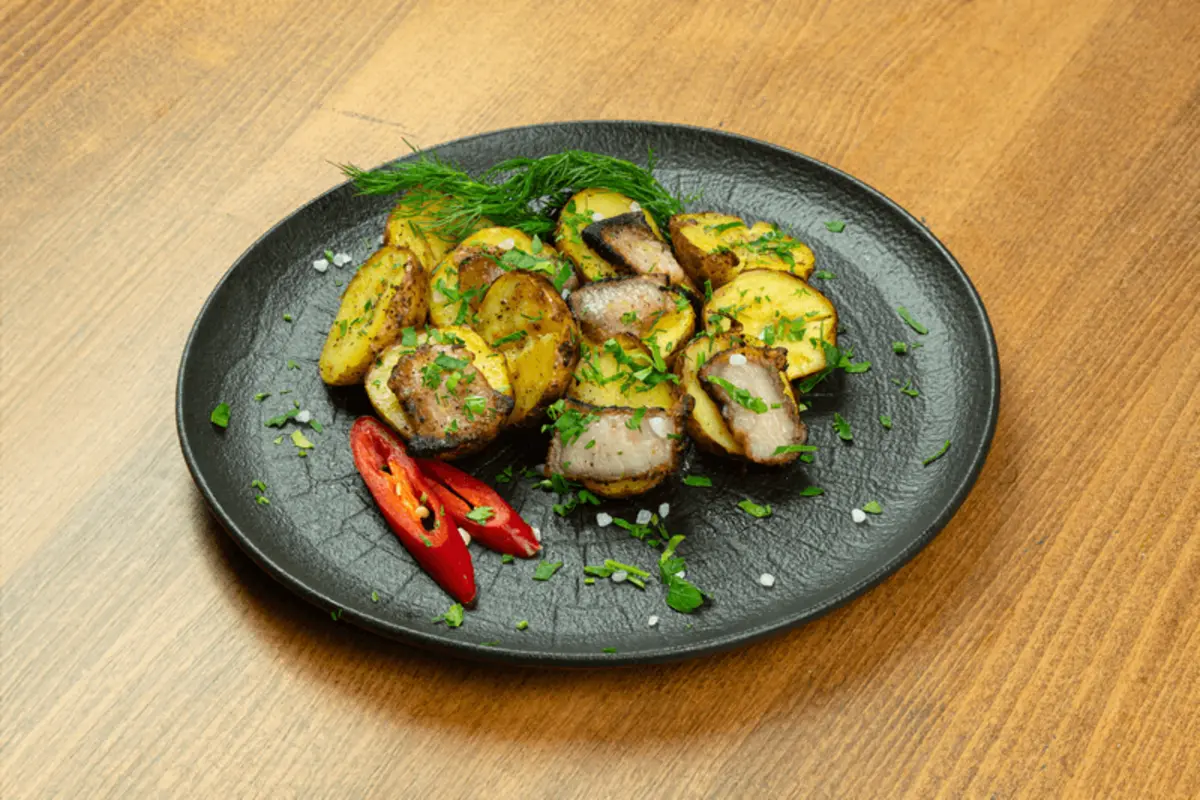 Картофель с салом на углях 