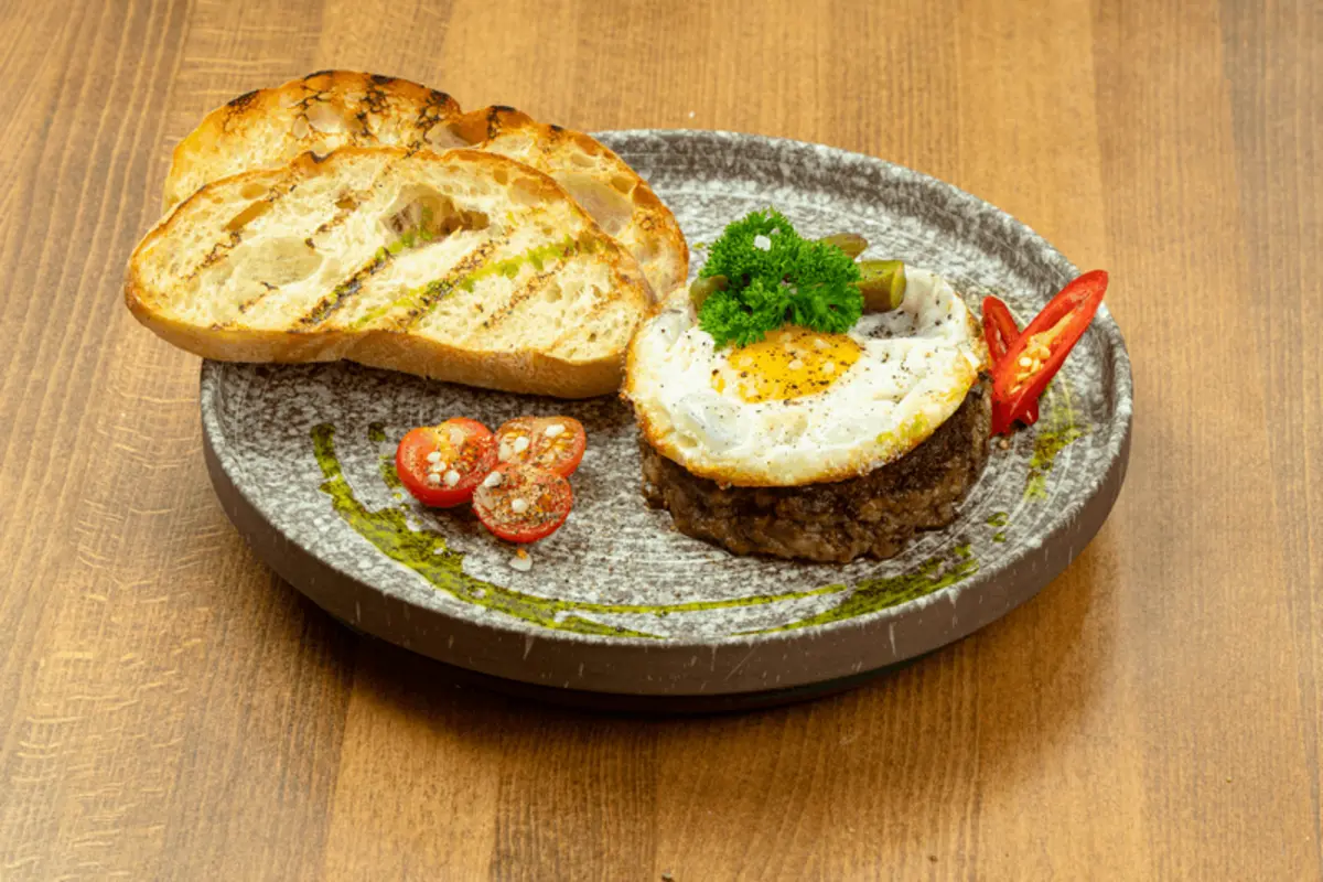 Бифштекс с яйцом 