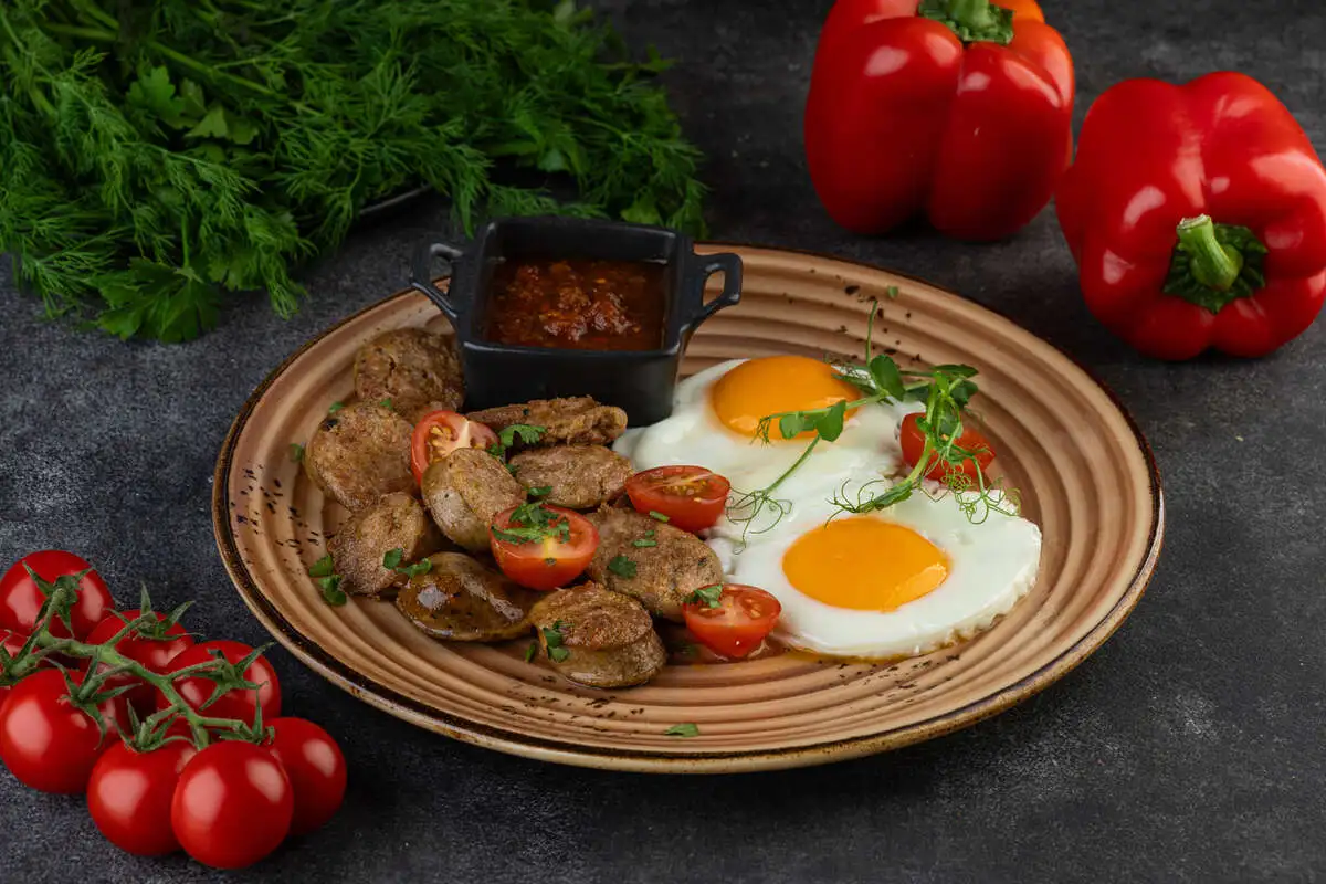   Купаты куриные с яичницей 