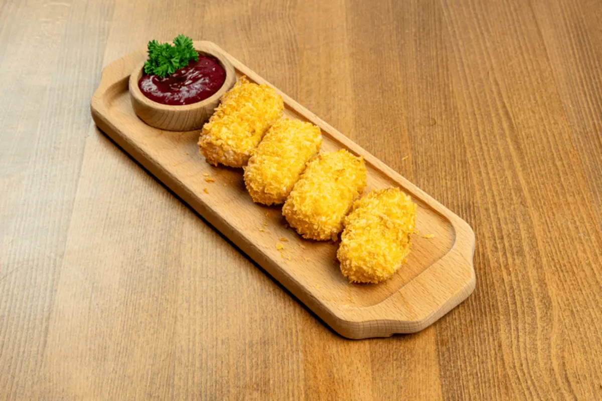   Жареный сулугуни с клюквенным соусом 