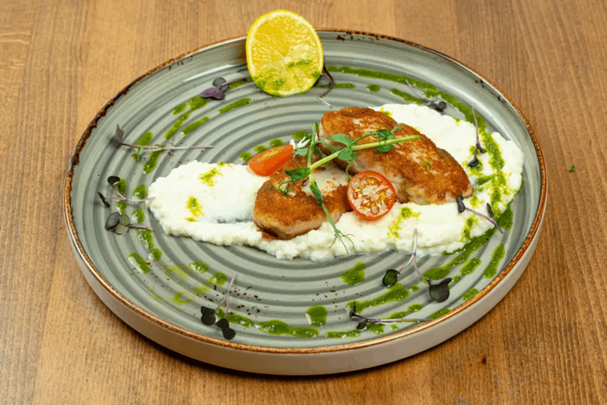   Котлеты из судака и лосося с картофельным пюре 