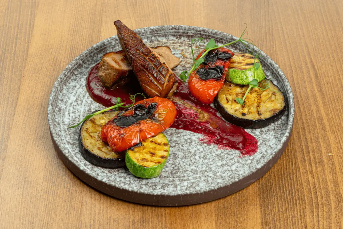  Утиная грудка с овощами гриль 