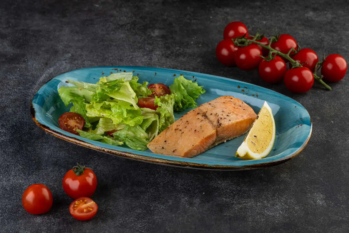  Филе лосося с овощами на пару 