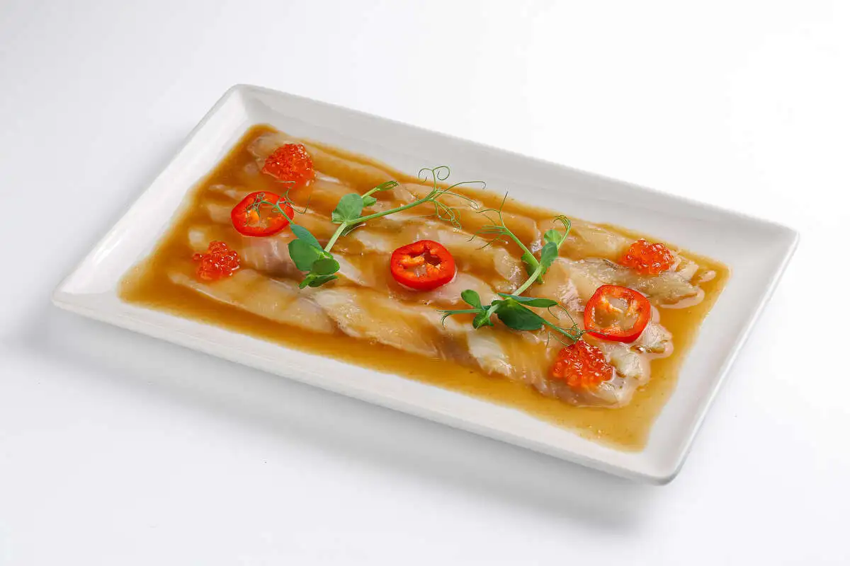 Карпаччо из сибаса с трюфельным соусом и красной икрой