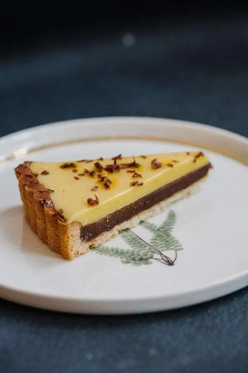 Шоколадный тарт с маракуйей