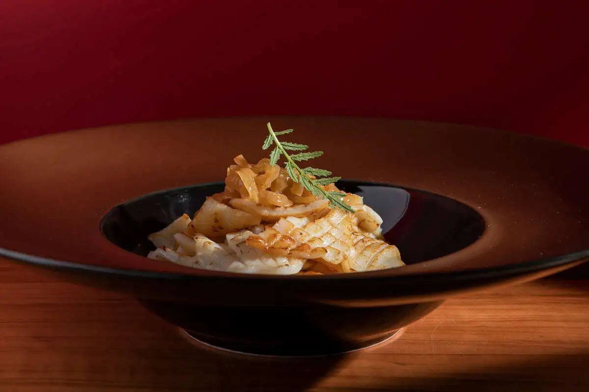 Жареные кальмары в луковом соусе