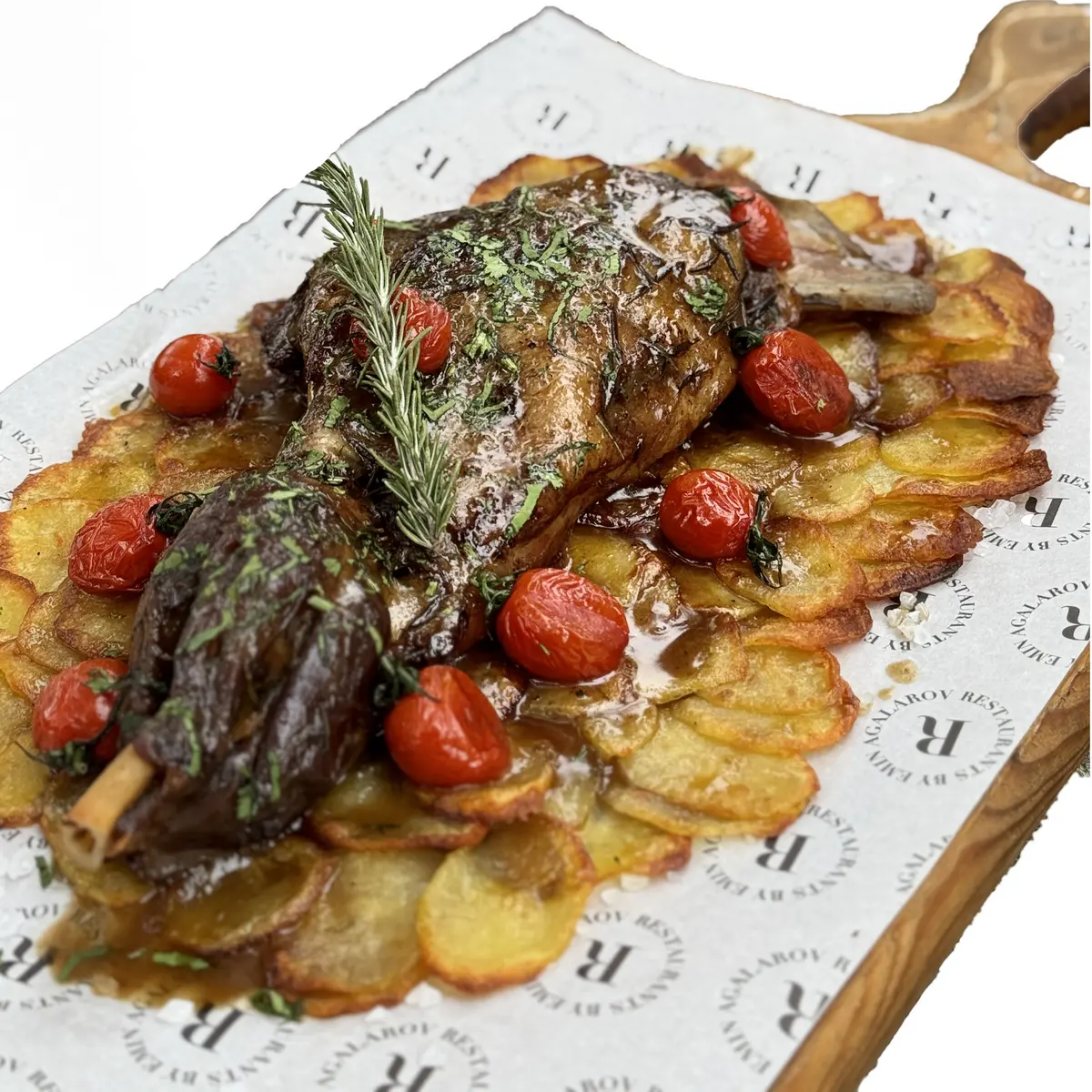 Лопатка ягненка с картофелем и помидорами черри