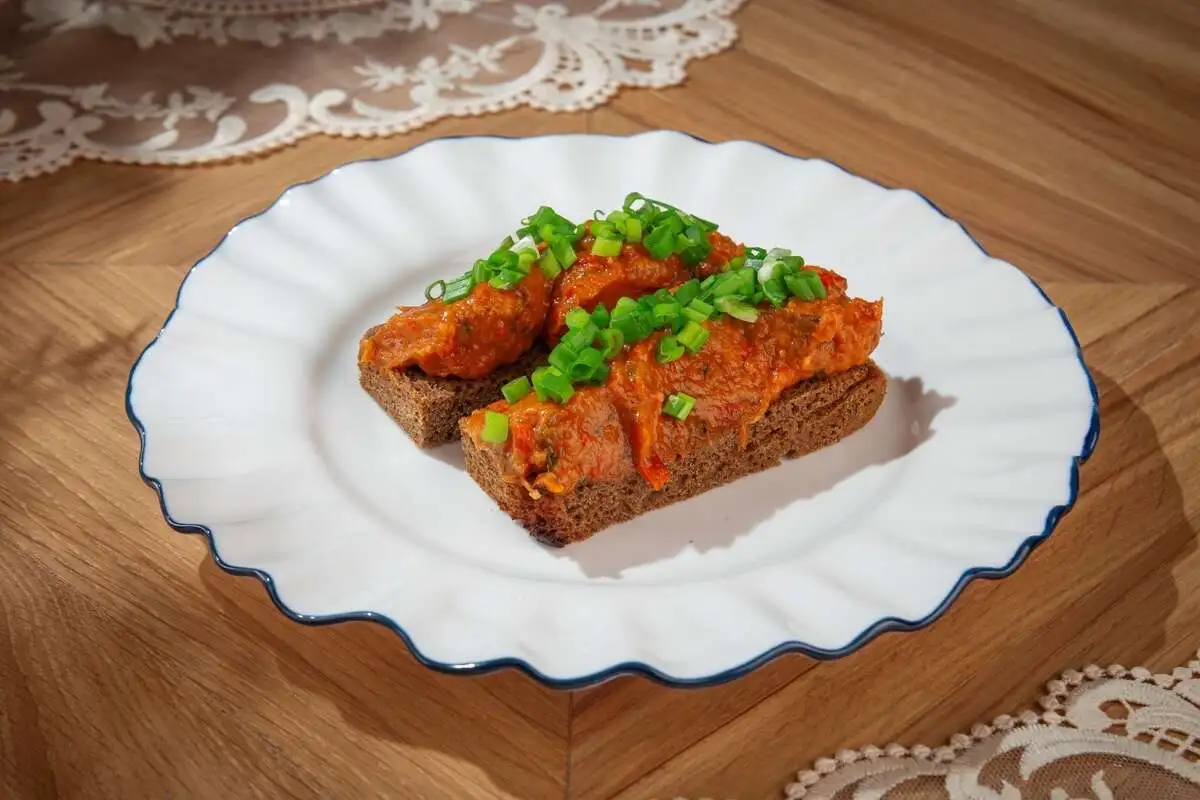 Икра заморская с гренками и чесночком