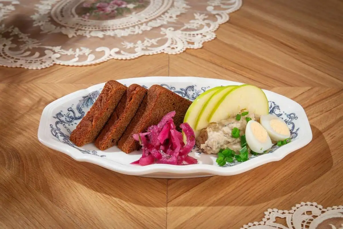 Форшмак советский из селёдочки с гренками