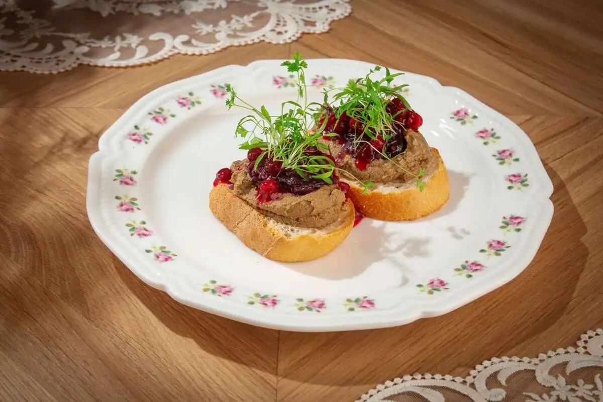 Куриный паштет с джемом из ялтинского лука и брусничным вареньем