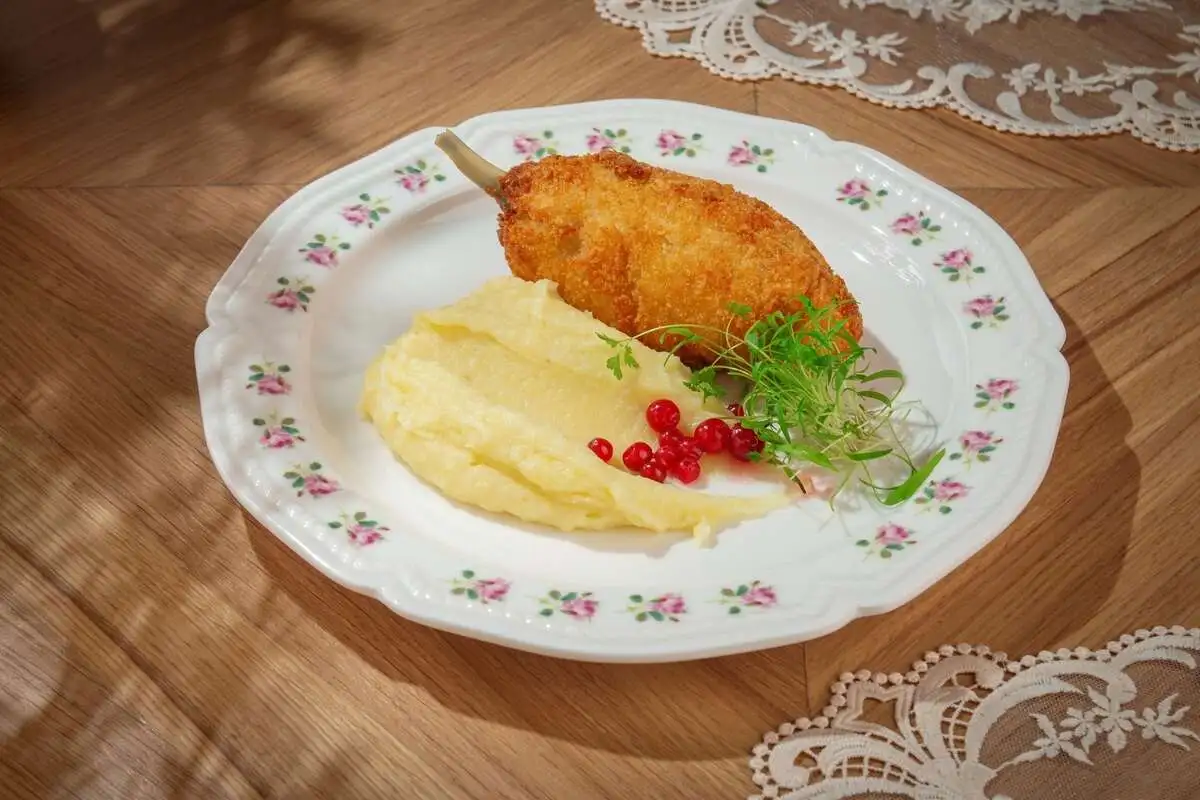Котлета по-киевски с картофельным пюре