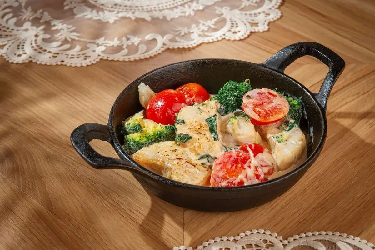 Судак в сливочном соусе с овощами