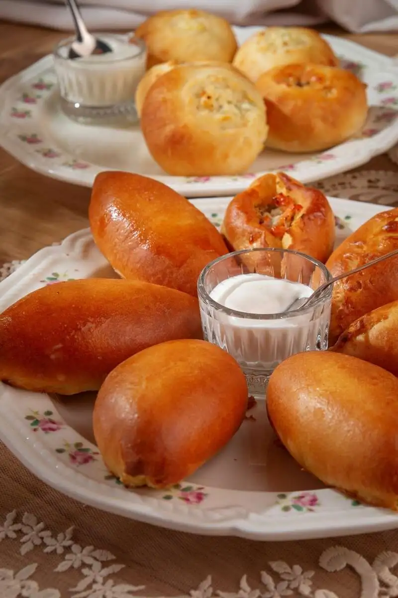 Пирожок с луком и яйцом