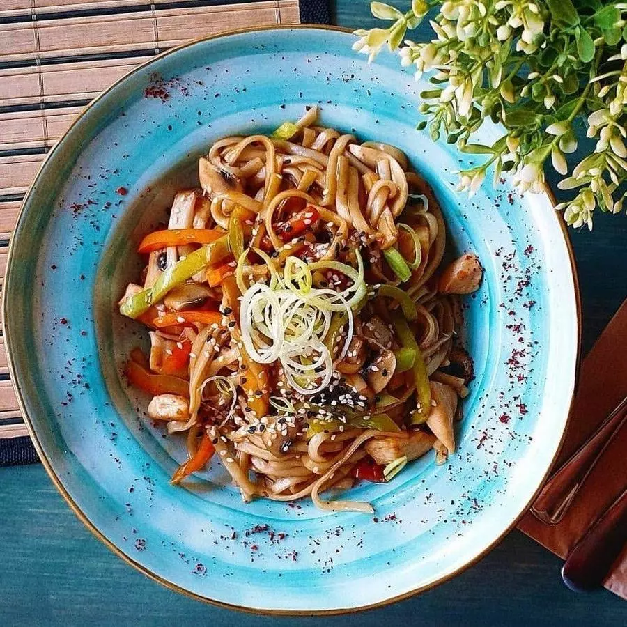 Удон с курицей и овощами