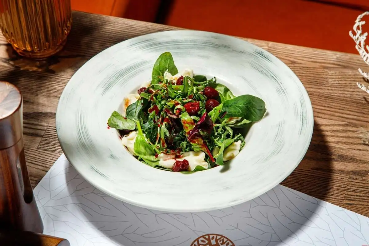 Теплый салат с сулугуни и цитрусовой вишней