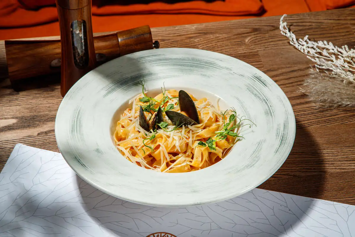 Феттучини с морепродуктами в соусе Том Ям