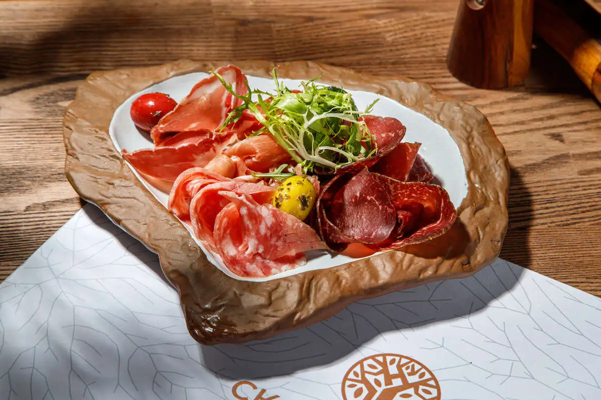 Мясные деликатесы собственного приготовления  карбонат, ростбиф, пастрами, сальсичча  /маленькая/