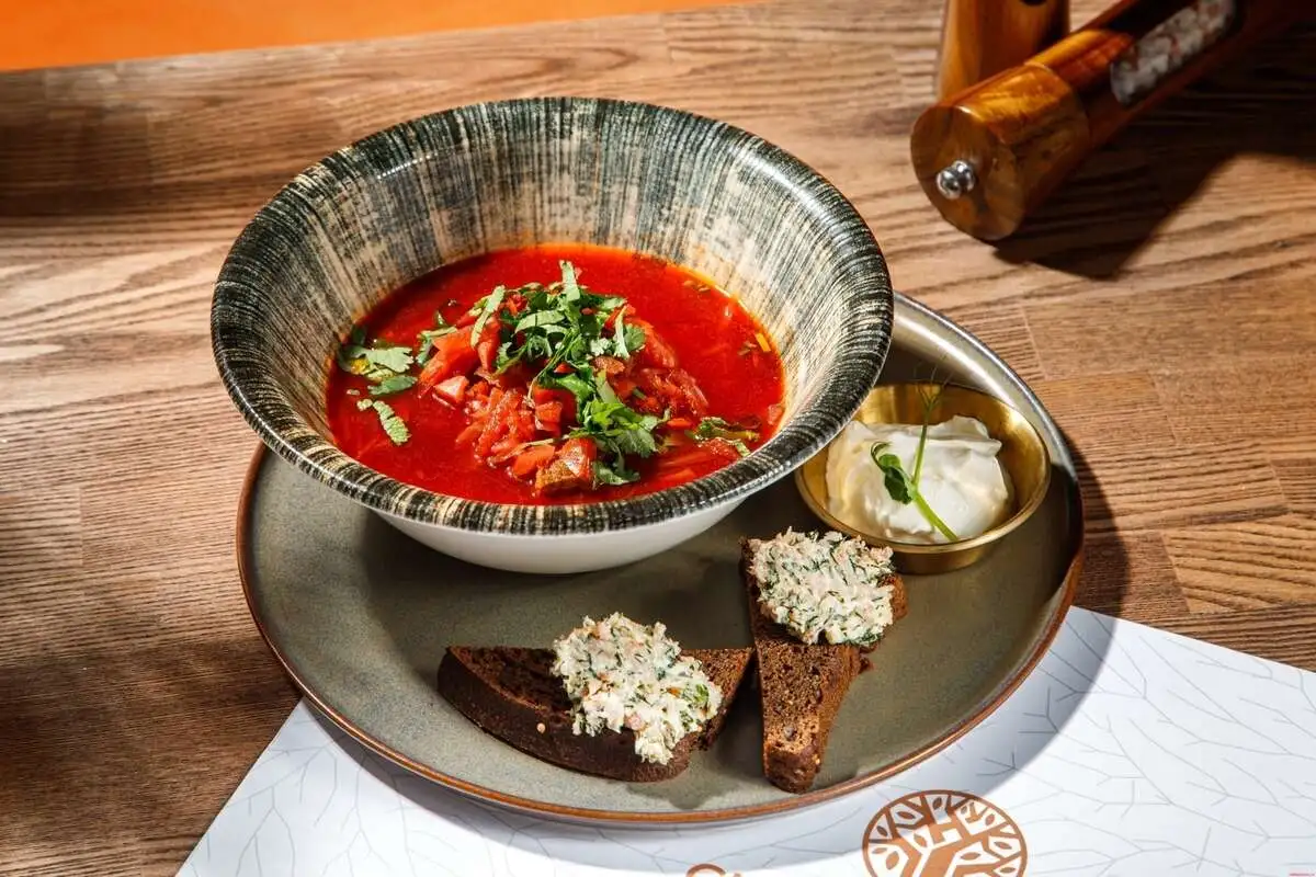 Борщ с чесночным хлебом и кремом из сала