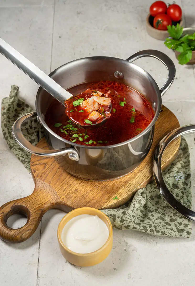 Борщ с курицей и сметаной 