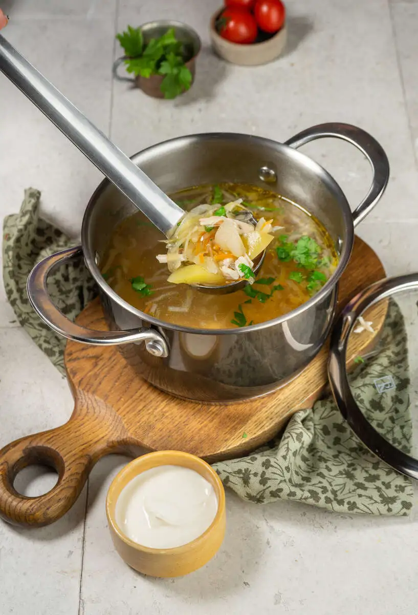 Щи по-уральски с курицей и сметаной 