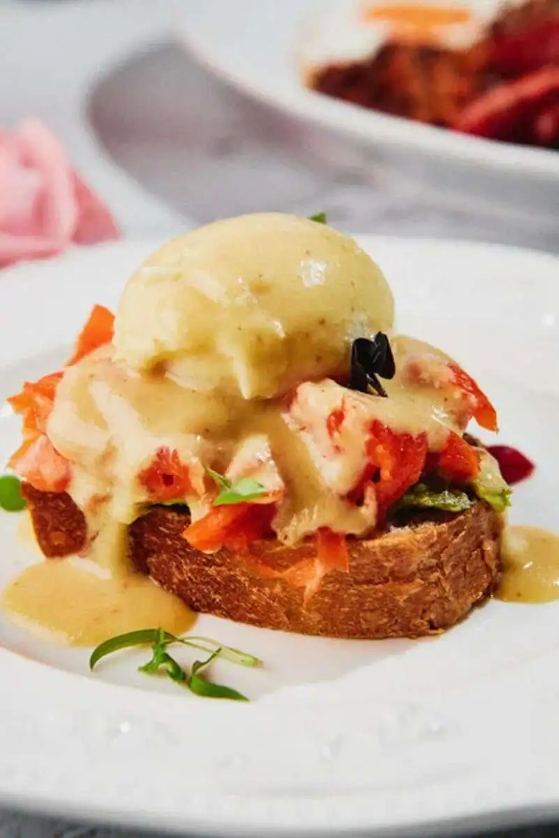 Брускетта с яйцом пашот, лососем и авокадо