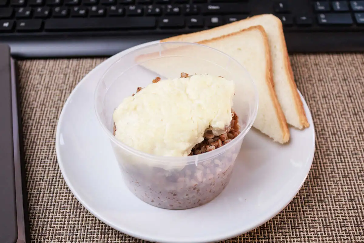 Минтай под сливочно-сырным соусом