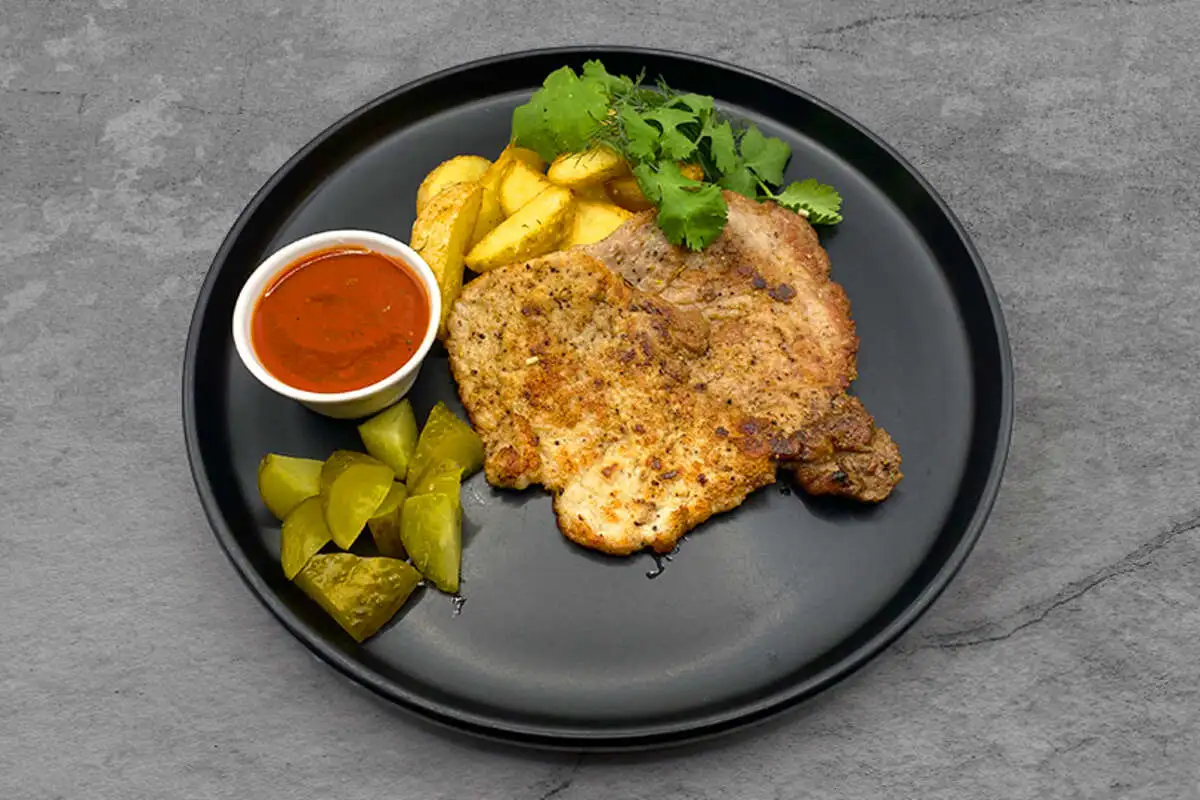 Стейк из свиной шеи с картофелем айдахо