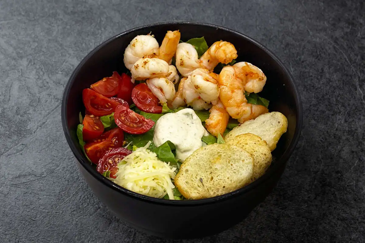 Салат Цезарь с креветками