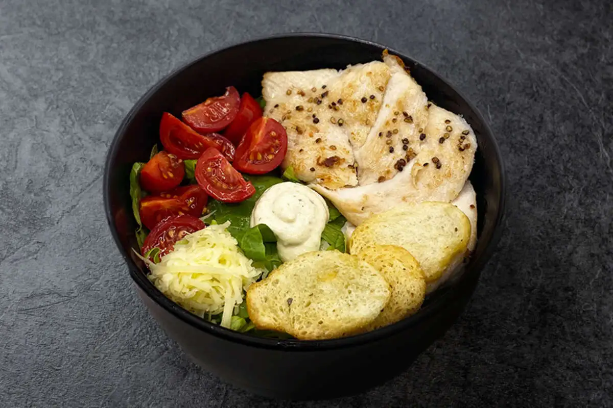 Салат Цезарь с курицей