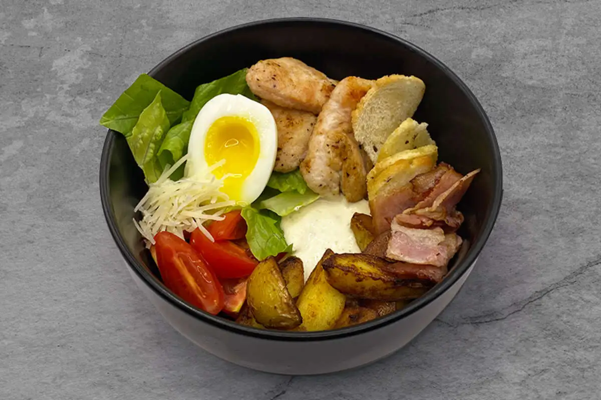 Салат с жареным цыпленком теплый