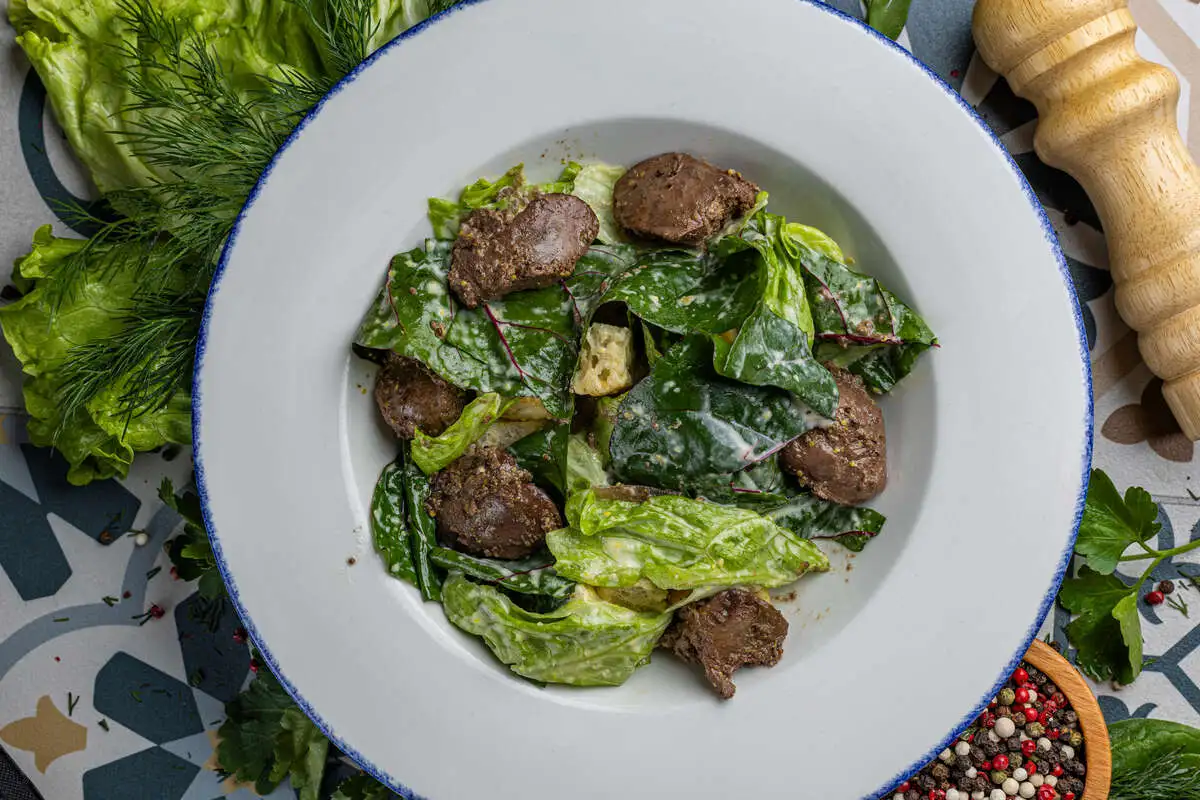 Зеленый салат с куриной печенью гренками и горчичной заправкой